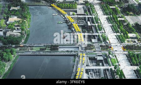 Luftbild der zentralen Achse des Wassersystems und der baumgesäumten Plaza im Olympischen Park Peking Stockfoto
