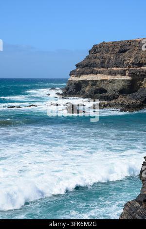 Blick auf die schroffen Felsen und das Meer entlang der Küste, Los Molinos, Fuerteventura, Kanarische Inseln, Spanien, Europa Stockfoto