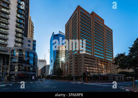 Kapstadt, Südafrika - 12. April 2026: Blick auf moderne Bürogebäude und urbane Architektur entlang einer Stadtstraße in Kapstadt, Westkap, Südafrika Stockfoto
