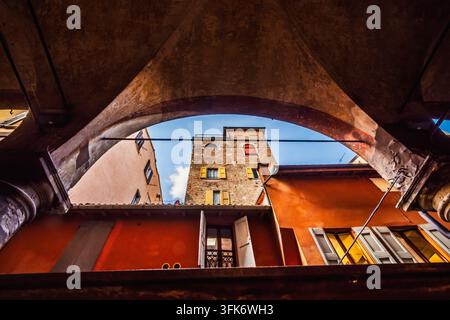 Bologna, Italien - 17. Mai 2018: Blick auf eine charmante Straße im historischen Stadtzentrum von Bologna, gesehen von unter den charakteristischen Arkaden der Stadt, mit w Stockfoto