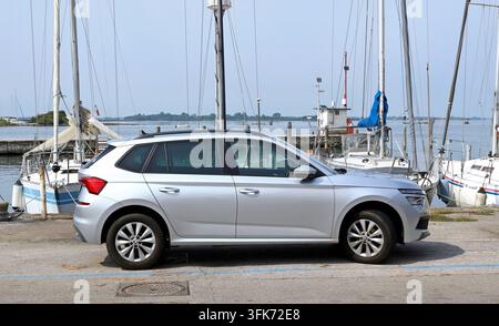Grado, Italien. 22. Juli 2024. Silberfarbener Skoda Kamiq vor der Marina geparkt. Seitenansicht. Stockfoto