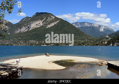 Strand oder Sandbank in St Jorioz oder Saint Joriez an den Ufern des Lac d’Annecy Haute-Savoie Frankreich Stockfoto