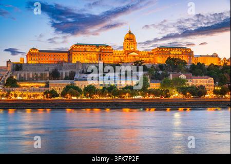 Budapest, Ungarn. Beleuchtete Altstadt von Buda und Donau. Stockfoto