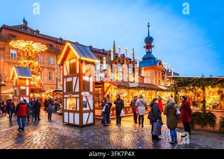 Bamberg, Deutschland – 28. November 2025. Menschen besuchen den beleuchteten Bamberger Weihnachtsmarkt am Maximiliansplatz Stockfoto