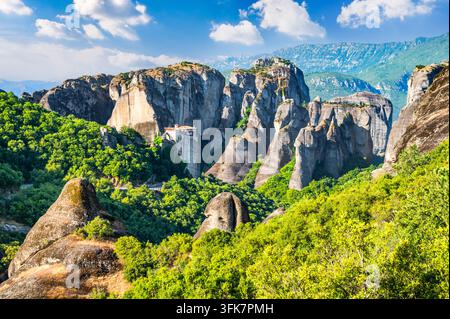 Scenische Ansicht des Rousanou-Klosters auf den Meteora-Felsen in Griechenland. Stockfoto