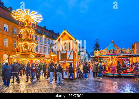Bamberg, Deutschland – 28. November 2025. Überfüllter Weihnachtsmarkt mit beleuchteter Pyramide und Karussell in Bamberg, Bayern. Stockfoto