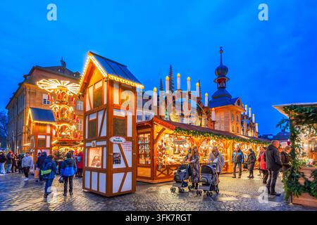 Bamberg, Deutschland – 28. November 2025. Traditionelle beleuchtete Stände und Weihnachts pyramide auf dem Bamberger Wintermarkt, Bayern. Stockfoto
