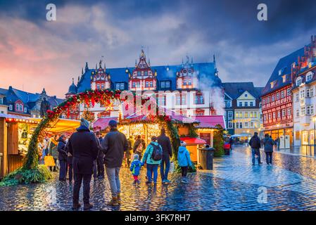 Coburg, Deutschland - 29. November 2025. Beleuchteter geschmückter Bogen und historisches Gebäude auf dem Coburger Weihnachtsmarkt. Stockfoto
