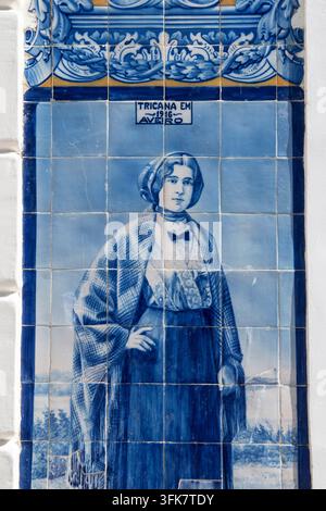 Handbemalte Azulejos (traditionelle portugiesische blau-weiße und gelbe Keramikfliesen) schmücken das Äußere des historischen alten Bahnhofs Aveiro (Estação Ferroviária de Aveiro), gelegen in der Stadt Aveiro, Nordportugal. Europa 2026, 2020er JAHRES SYKES Stockfoto