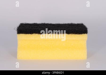 Haushaltsreinigungsschwamm mit abrasiver Oberfläche isoliert vor einem neutralen Hintergrund. Stockfoto