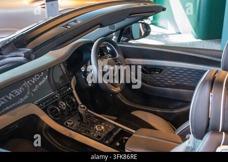 Bentley Continental GTC Cabrio mit handgefertigtem Luxusleder- und Furnierinnenraum und Armaturenbrett. Stockfoto