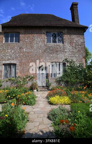 Garten vor einem Cottage Stockfoto