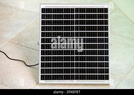 Sonnenpanel auf offener Balkonterrasse eines Wohngebäudes platziert. Stellvertretend für erneuerbare Energietechnologie für das Zuhause Stockfoto