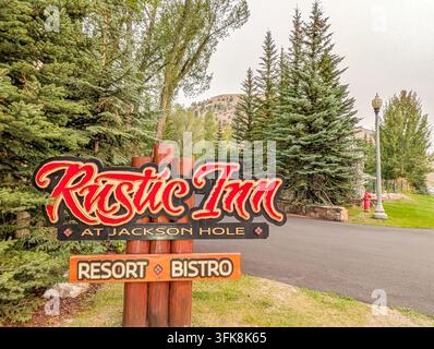 Jackson Hole, WY - 09.22.2026: Rustikales Inn-Resort-Schild in Jackson Hole in Wyoming mit Bistro- und Resort-Details Stockfoto