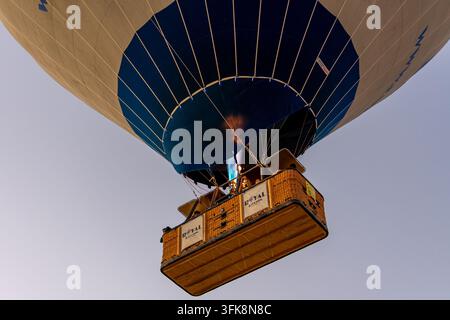 Kappadokien, Türkei – 06. August 2025: Eine Gruppe von Menschen genießt eine malerische Fahrt in einem Heißluftballon, während die Flammen des Brenners entzünden und ein spektakuläres V Stockfoto