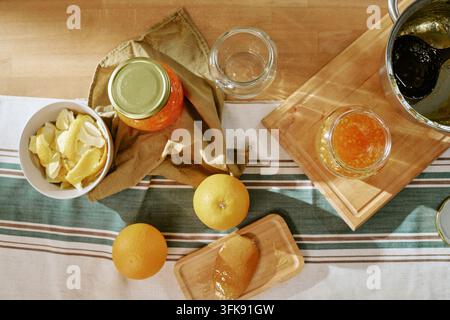 Frische hausgemachte Orangenmarmelade in Gläsern auf Holztablett Stockfoto