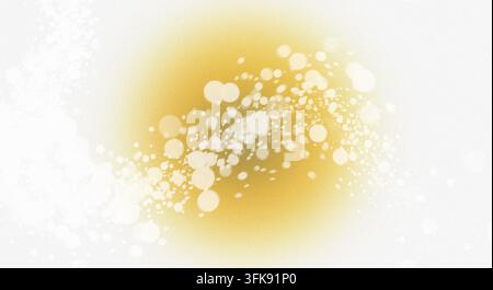 Abstrakter Hintergrund mit weichen goldenen Tönen und zarten weißen Bokeh-Punkten mit einem sanften strukturierten Glitzereffekt. Stockfoto