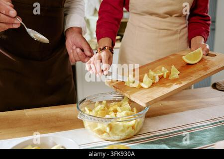 Seniorenpaar bereitet gemeinsam gesundes Essen in der Küche zu Stockfoto