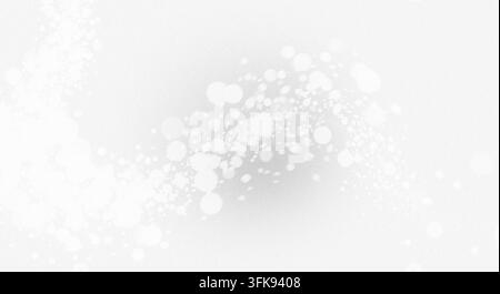 Abstrakte weiße Sprühfarbtextur mit Bokeh-Punktelementen auf einem sauberen hellgrauen Gradientenhintergrund mit körniger Textur. Stockfoto