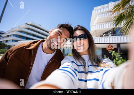 Glückliches Paar macht Selfie und genießt Urlaubsreisen. Stockfoto