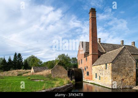 Alte Wassermühle am Lower Slaughter in den Cotswolds, England, Großbritannien Stockfoto