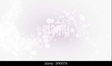 Abstrakte weiße Sprühfarbtextur mit Bokeh-Punktelementen auf einem weichen hellrosa Farbverlaufshintergrund mit körniger Textur. Stockfoto