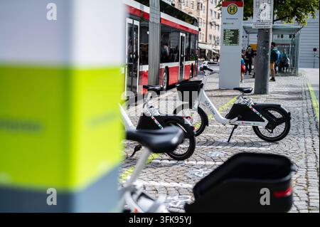 Themenbild S-Bike Salzburg. S-Bike ist das neue E-Bike-Sharing-System für Salzburg. Es ergänzt den öffentlichen Verkehr und eignet sich für kurze Wege sowie flexible Fahrten innerhalb der Stadt Salzburg. 20.09.2026. // Werbeanzeige für S-Bike Salzburg. S-Bike ist das neue E-Bike-Sharing-System für Salzburg. Es ergänzt den öffentlichen Verkehr und ist geeignet für kurze Fahrten und flexible Touren innerhalb der Stadt Salzburg. 20. September 2026. Stockfoto