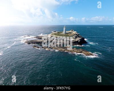 Luftpanoramische Landschaft des Godrevy-Leuchtturms auf der Godrevy-Insel in der St Ives-Bucht in Cornwall, UK, an einem wunderschönen Sonnentag mit weißen Wellen, die o Stockfoto