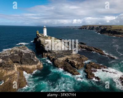 Luftpanoramische Landschaft des Godrevy-Leuchtturms auf der Godrevy-Insel in der St Ives-Bucht in Cornwall, UK, an einem wunderschönen Sonnentag mit weißen Wellen, die o Stockfoto