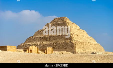 Ansicht der Stufenpyramide des Djoser im antiken Grabkomplex in Saqqara, Ägypten Stockfoto