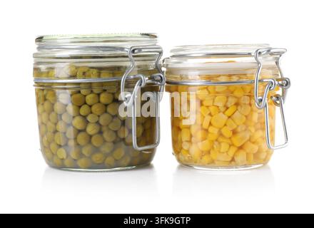Verschiedene eingelegte Gemüsesorten in Gläsern isoliert auf Weiß Stockfoto