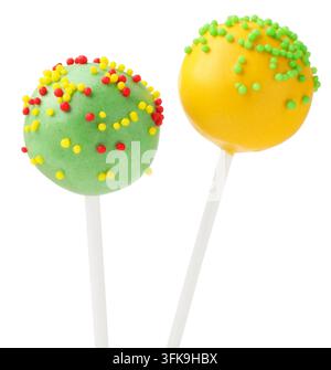 Leckere Cake Pops mit Streuseln isoliert auf Weiß Stockfoto