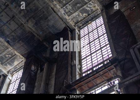 Verlassene zerbrochene Fenster eines alten Kraftwerks Stockfoto