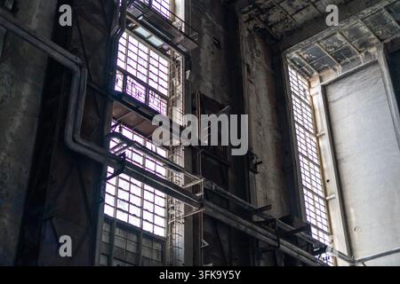 Verlassene zerbrochene Fenster eines alten Kraftwerks Stockfoto