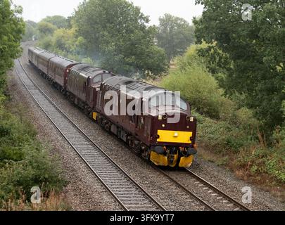 West Coast Railways Klasse 37 Diesellokomotiven Nr. 37706 und 37669 ziehen leere Mk 1-Wagen in Hatton Bank, Warwickshire, UK Stockfoto