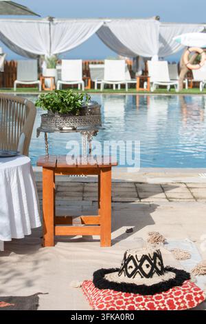 Traditionelles marokkanisches Minztee-Setup neben einem Swimmingpool in einem Luxusresort. Eine traditionelle marokkanische Minztee-Zubereitungsausstattung neben einem Hotel Stockfoto