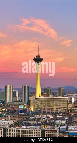 Die Luftaufnahme zeigt den Stratosphere Tower, der während der goldenen Stunde über dem Strip in Las Vegas, Nevada, aufragt. Weiches Sonnenlicht badet die Skyline ein Stockfoto
