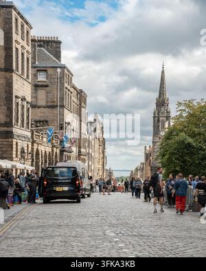 Edinburgh, Schottland - 16. September 2026: Straßenszene mit historischer Architektur aus Edinburgh, Schottland Stockfoto