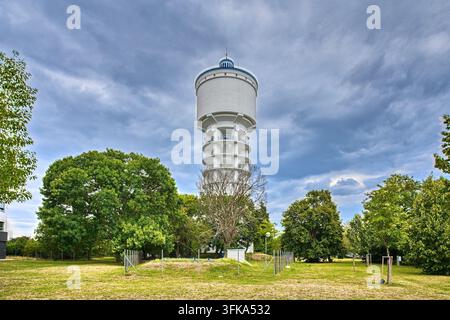 Berühmter moderner Wasserturm, entworfen von Emil Belluš, umgeben von Bäumen und grünem Gras in Trnava, Slowakei Stockfoto