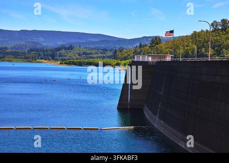 Mossyrock-Damm und Riffe-See mit bewaldeten Hügeln im Sommer im Bundesstaat Washington Stockfoto
