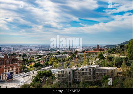 Panoramablick auf Barcelona mit dem Mittelmeer, den Stadtvierteln und dramatischen Wolken, gesehen von einem Hügelausblickpunkt Stockfoto