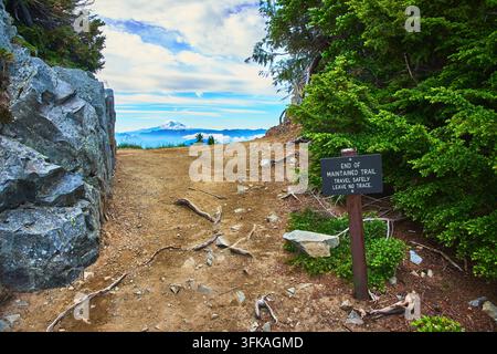 Blick auf den Mount Rainier vom Paradise Pinnacle Trail mit Schild für das Ende des gepflegten Wanderwegs Stockfoto