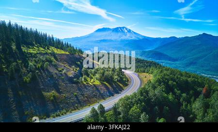 Luftaufnahme einer sich windenden Straße durch Wald und malerischen Mt St. Helens im Bundesstaat Washington Stockfoto