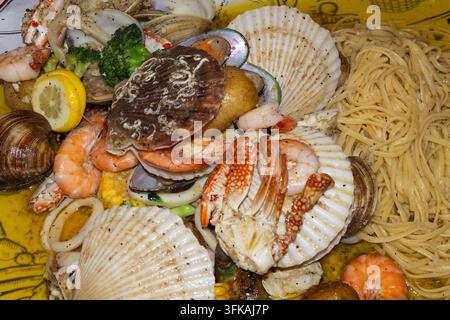 Gegrilltes Meeresfrüchte-Platter mit Krabben, Garnelen, Jakobsmuscheln, Muscheln und Pasta Stockfoto