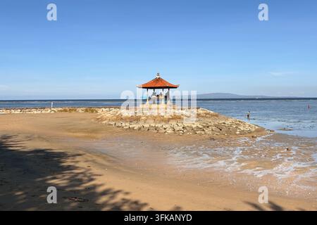 Niedrigwasser am Jerman-Strand in Kuta, Bali, Indonesien, am 19. April 2026. Stockfoto
