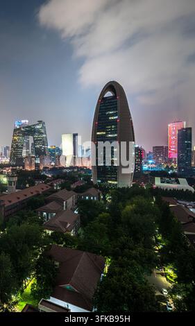 Vertikale Aufnahme der lebendigen, geschäftigen CBD-Stadt-Skyline bei Nacht, Peking heißt Sie willkommen Stockfoto