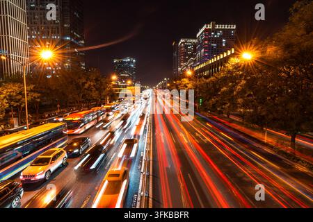 Langzeitbelichtung von Nachtverkehrsleuchtenspuren auf der Hauptstadtstraße in Peking, China Stockfoto
