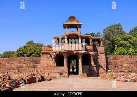 Alte Tempelingangsarchitektur des 1. Jahrhunderts des historischen Menal-Shiv-Tempels im Bezirk Chittorgarh in Rajasthan, Indien. Stockfoto