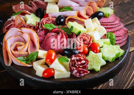 Feiertags-Vorspeisen-Brett mit Salami, Schinken, Prosciutto und Käse Stockfoto