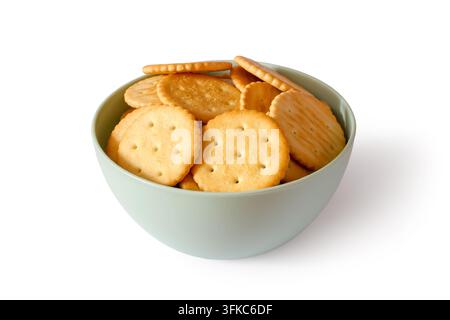 Schale mit Crackern auf weißem Hintergrund. Mit einem Schatten. Runde Kekse in einer Schale. Stockfoto